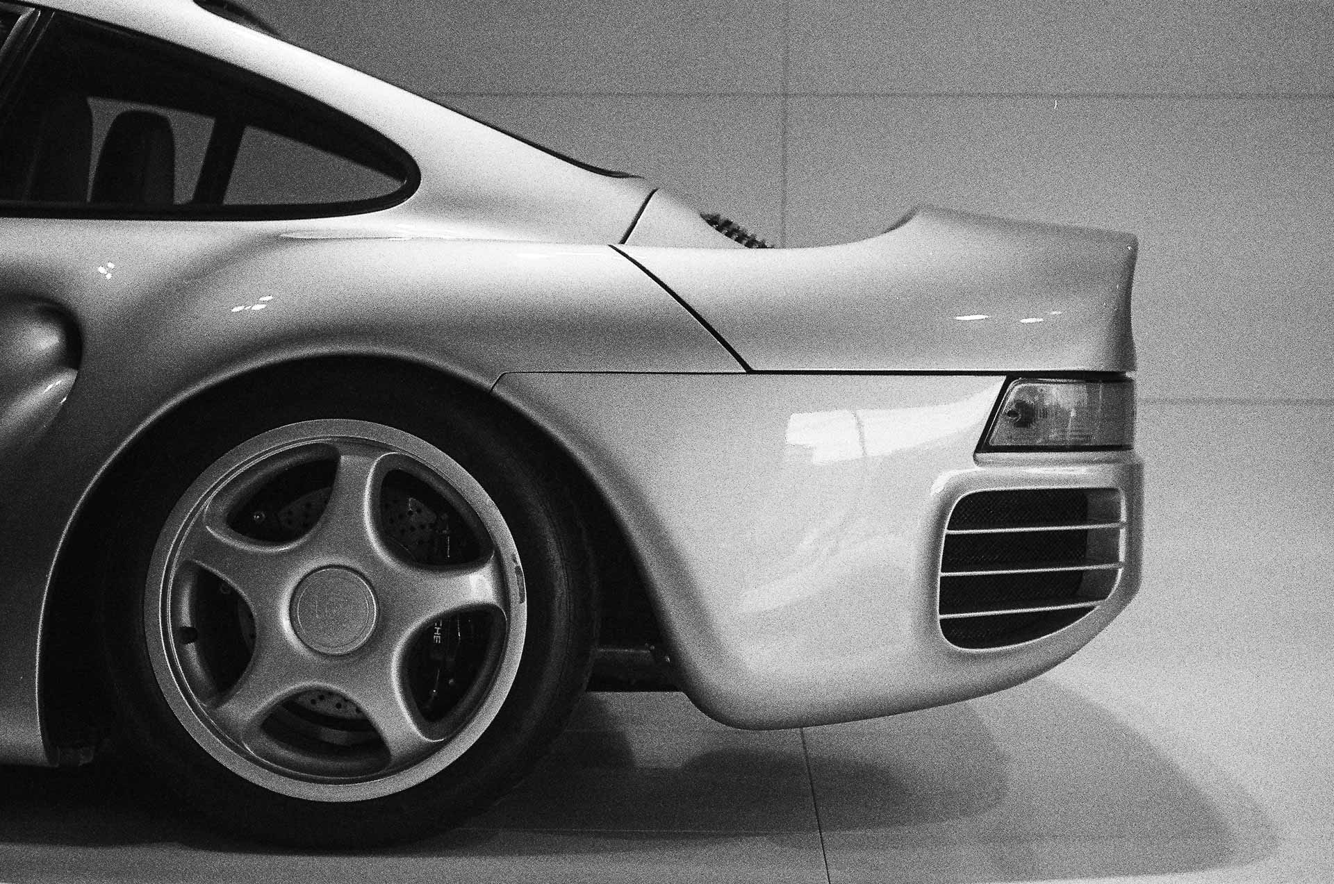 Wyprowadzam „dziadka” na spacer – Leica M3 + Elmar 50 w Porsche Museum
